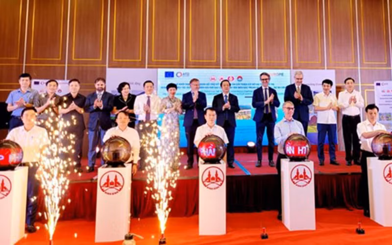 Các đại biểu thực hiện nghi thức khởi động hợp phần tư vấn Hỗ trợ kỹ thuật của dự án. (Ảnh: TTXVN)