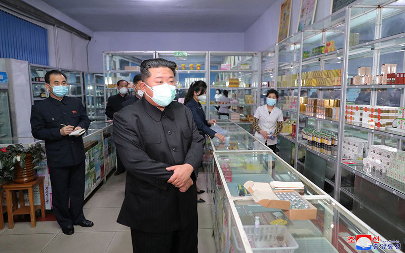 Nhà lãnh đạo Kim Jong-un kiểm tra nhà thuốc tại thủ đô Bình Nhưỡng. (Ảnh do KCNA công bố ngày 15/5)