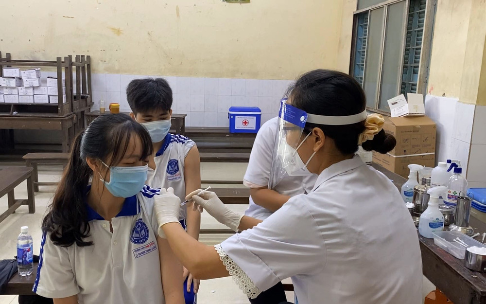 Các học sinh lớp 12 ở Long Xuyên tiêm vaccine Pfizer.