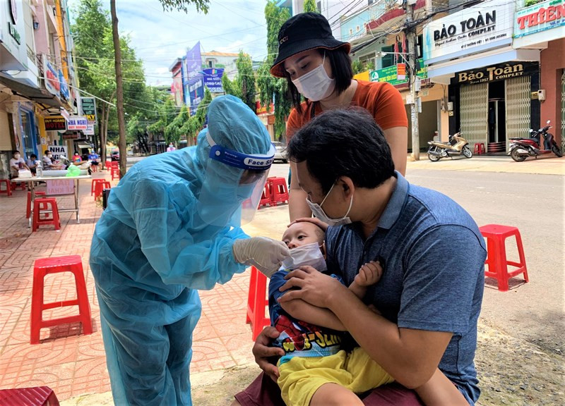 Các ngành chức năng của thành phố Buôn Ma Thuột tiến hành lấy mẫu xét nghiệm nhanh kháng nguyên SARS-CoV-2 cho toàn dân. Đắk Lắk vượt 1.000 ca Covid-19, nhiều địa phương bị phong tỏa -0