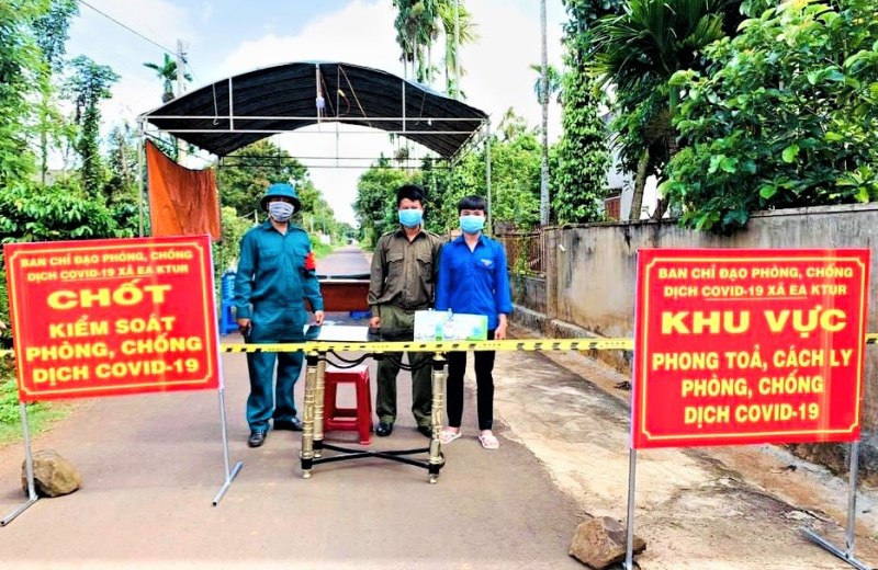 Một chốt chặn phòng, chống dịch trên địa bàn xã Ea Ktur, huyện Cư Kiun. Đắk Lắk vượt 1.000 ca Covid-19, nhiều địa phương bị phong tỏa -0