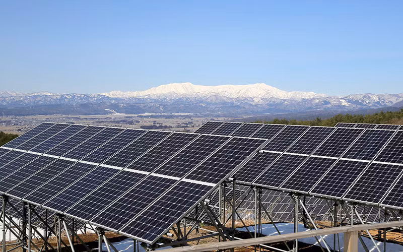 Các tấm pin mặt trời tại cánh đồng năng lượng mặt trời ở Kawasaki, gần Tokyo, Nhật Bản. (Ảnh: Reuters)