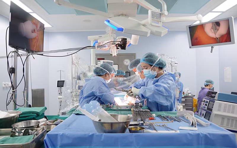 Kíp phẫu thuật Bệnh viện Trung ương Quân đội 108 đang thực hiệu một ca phẫu thuật ghép gan.