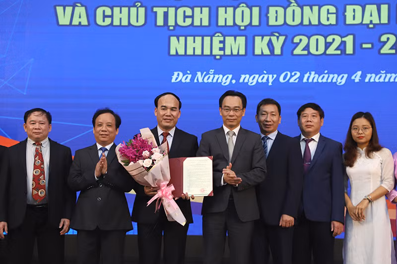 TS Phan Minh Đức, Phó Bí thư Đảng ủy ĐH Đà Nẵng, Phó Hiệu trưởng Trường ĐH Bách khoa-ĐH Đà Nẵng giữ chức Chủ tịch Hội đồng ĐH Đà Nẵng nhiệm kỳ 2021-2026. 