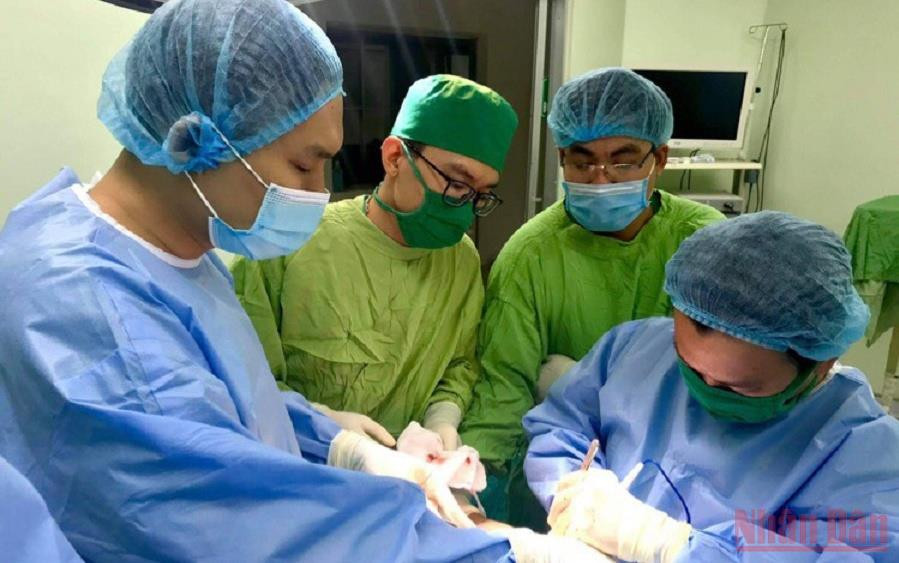 Kíp phẫu thuật trải qua 6 giờ xuyên đêm cứu bàn tay của nam bệnh nhân 17 tuổi bị đứt lìa. (Ảnh: QUỐC DŨNG)