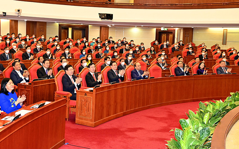 Các đồng chí lãnh đạo Ðảng, Nhà nước và các đại biểu dự bế mạc hội nghị.