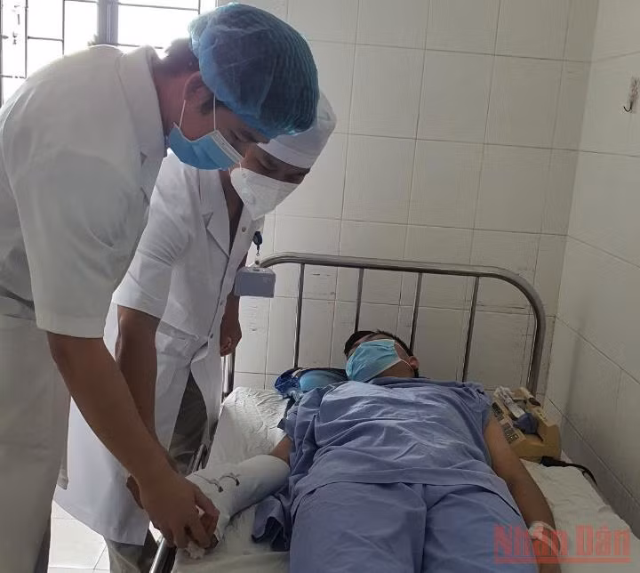 Nối mạch máu bàn tay bị đứt lìa… không cần chỉ khâu. -0