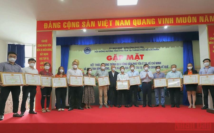 Chủ tịch UBND tỉnh Phú Yên, Trần Hữu Thế, trao bằng khen cho các cá nhân có thành tích xuất sắc trong chương trình. (Ảnh: TRÌNH KẾ) Phú Yên với hành trình thắm đượm nghĩa tình -0