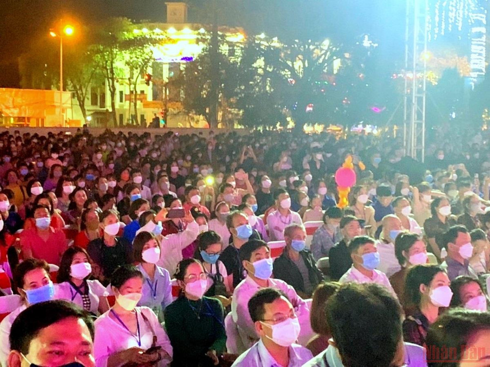 Hàng nghìn du khách và nhân dân các dân tộc tỉnh Điện Biên dự chương trình khai mạc Lễ hội Hoa Ban. Điện Biên khai mạc lễ hội Hoa Ban 2022 -0