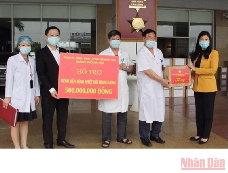 Lãnh đạo Mặt trận Tổ quốc thành phố Hà Nội tặng quà động viên cán bộ, bác sĩ Bệnh viện Nhiệt đới Trung ương.