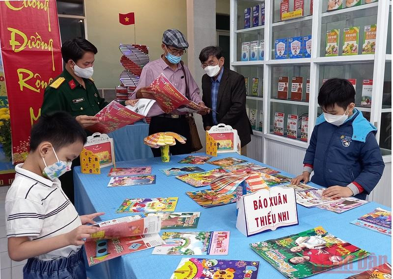 Hội Báo Xuân Nhâm Dần Phú Yên 2022 giới thiệu nhiều ấn phẩm được trình bày sinh động, nội dung phong phú. Phú Yên khai mạc Hội Báo Xuân Nhâm Dần 2022 -0
