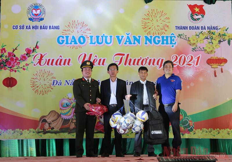 Trao những vật dụng thể thao nhằm tạo sân chơi lành mạnh cho học viên. Mang Xuân đến với thiếu niên lầm lỡ -0