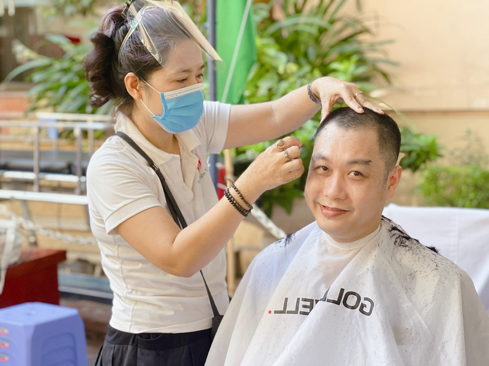Trước khi lên đường, các nam bác sĩ quyết định "cạo trọc" đầu. Bác sĩ Lê Nhật Huy, Trung tâm Phẫu thuật Đại trực tràng - Tầng sinh môn là người xung phong đi chuyến đầu tiên chi viện cho miền nam. 33b2f7892545d21b8b54-1628214314331.jpg