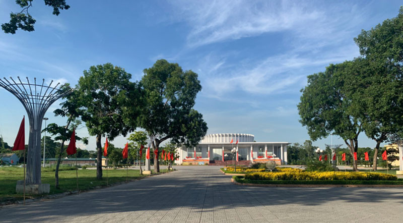 Quảng trường Trung tâm văn hóa - chính trị của Bỉm Sơn nằm trên đường Trần Phú tuyến trung tâm của thị xã đây sẽ là trọng điểm phát triển của thành phố trong tương lai với quy hoạch phát triển thành phố bên sông. Bỉm Sơn chú trọng phát triển an sinh-hạ tầng với quy chuẩn thành phố đô thị loại 3 -0