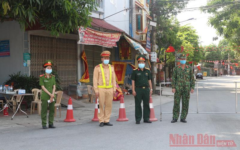 Chốt phòng dịch Covid-19 tại thị trấn Quế huyện Kim Bảng. Khẩn trương truy vết, phong tỏa, phòng chống dịch Covid-19 -0