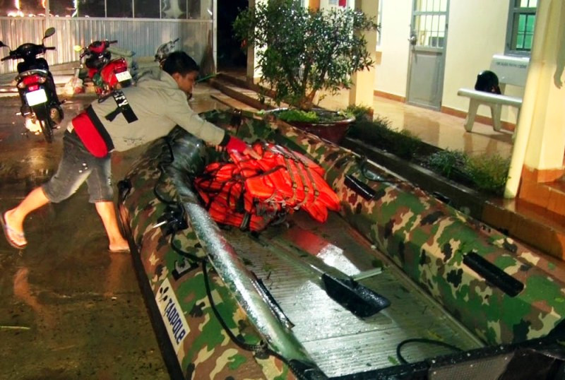 Chuẩn bị sẵn sàng cho công tác tìm kiếm hai nạn nhân còn mất tích. Cầu treo qua suối Klong Klanh bị lũ cuốn, khiến nhóm du khách gặp nạn -0