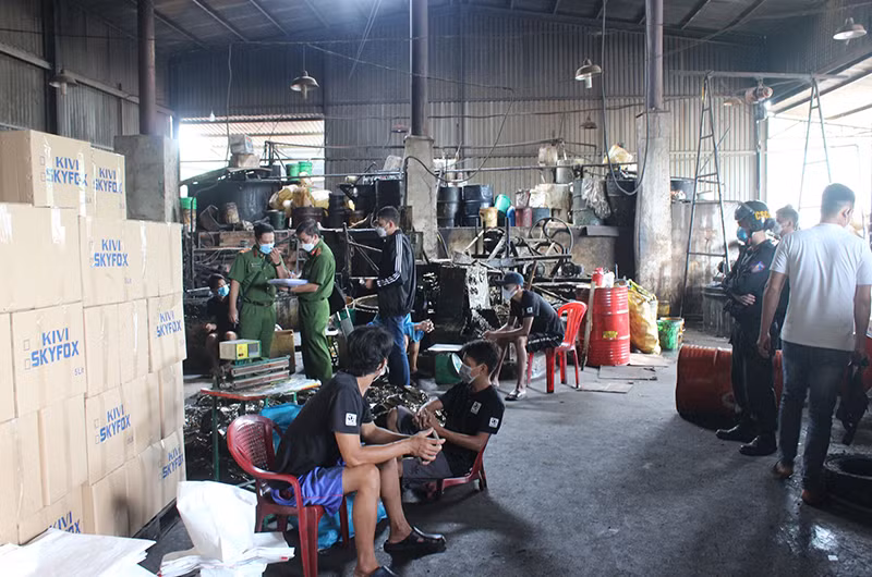 Lực lượng công an kiểm tra bên trong cơ sở.