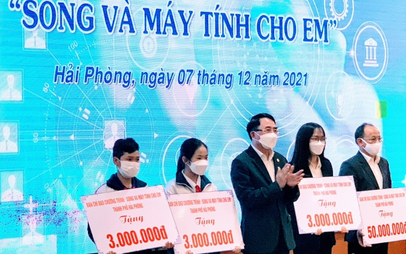 Lãnh đạo thành phố Hải Phòng trao kinh phí mua máy tính tặng trường học và một số học sinh có hoàn cảnh khó khăn.
