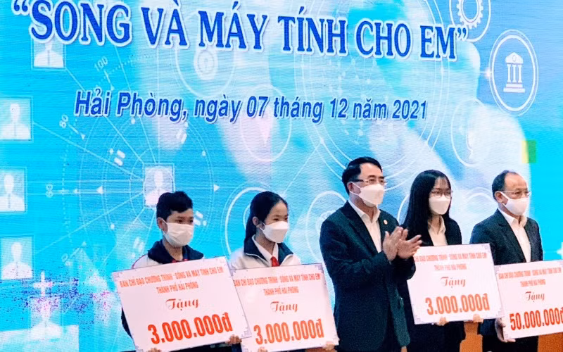 Lãnh đạo thành phố Hải Phòng trao kinh phí mua máy tính tặng trường học và một số học sinh có hoàn cảnh khó khăn.