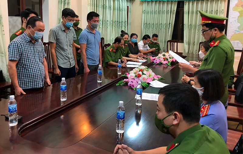 Cơ quan Cảnh sát điều tra đọc quyết định khởi tố bị can đối với các đối tượng.