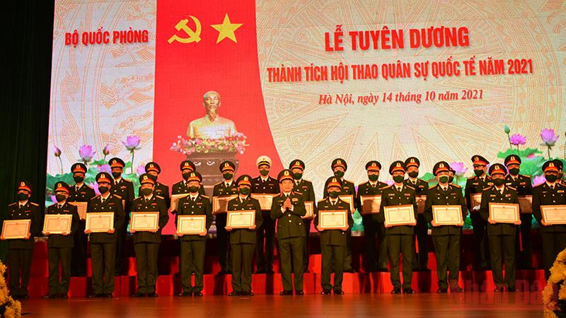 Bộ trưởng Quốc phòng Phan Văn Giang trao tặng Bằng khen cho đại diện tập thể, cá nhân có thành tích xuất sắc trong tham gia Army Games 2021.