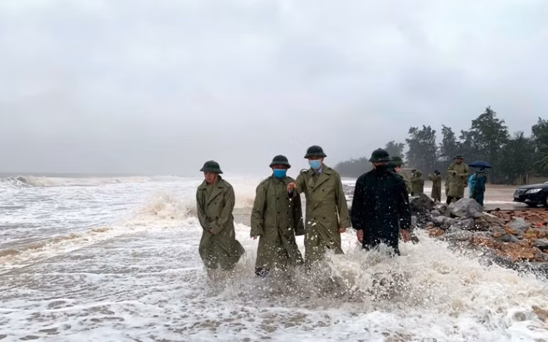 Lãnh đạo tỉnh Thanh Hóa cùng các thành viên đoàn công tác kiểm tra vị trí triều cường xâm thực bờ biển xã Quảng Nham, huyện Quảng Xương.
