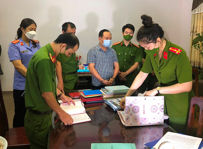 Cơ quan Cảnh sát điều tra tỉnh Tuyên Quang khám xét nơi làm việc của đối tượng Nguyễn Xuân Tài, Chủ tịch Hội đồng quản trị Công ty Cổ phần môi trường và quản lý đô thị Tuyên Quang. Bắt tạm giam Chủ tịch HĐQT CTCP môi trường và quản lý đô thị Tuyên Quang -0