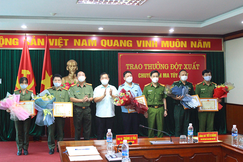 Đồng chí Vừ A Bằng, Phó Chủ tịch UBND tỉnh Điện Biên, trao thưởng các lực lượng có thành tích phá án. Điện Biên phá đường dây ma túy xuyên quốc gia, thu gần 24 kg ma túy -0