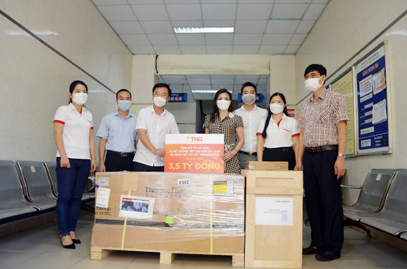 Hệ thống máy xét nghiệm PCR được TNG Hodings Vietnam trao đúng thời điểm khai trương Cơ sở thu dung bệnh nhân Covid-19 quy mô 1.000 giường tại Đền Lừ (Hoàng Mai, Hà Nội). TNG Holdings Vietnam ủng hộ máy và 3.000 kit xét nghiệm PCR cho Hà Nội -0