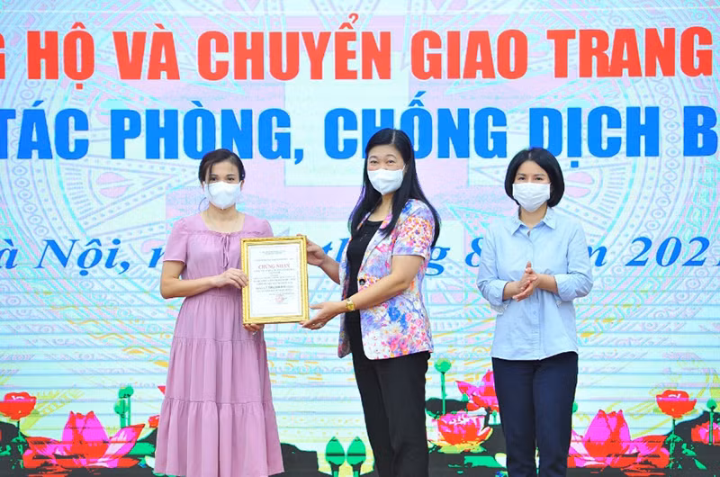 Đại diện Công ty Cổ phần Đầu tư TNG Holdings Vietnam trao tặng TP Hà Nội hệ thống xét nghiệm PCR.