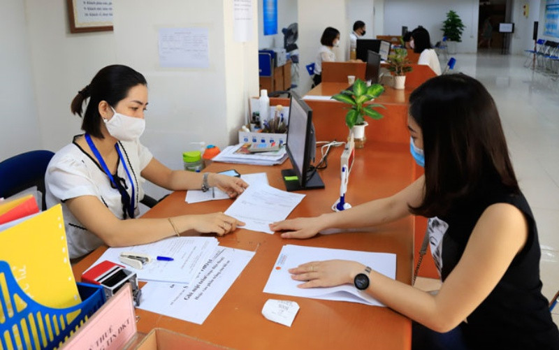 Cán bộ Cục Thuế Hà Nội hướng dẫn doanh nghiệp làm thủ tục hành chính.