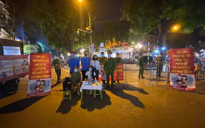 Lực lượng chức năng chốt chặn, không cho người không đeo khẩu trang vào phố đi bộ.