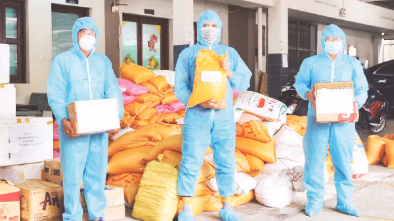 Công nhân vệ sinh môi trường CITENCO được trao quà, lương thực, thực phẩm. 