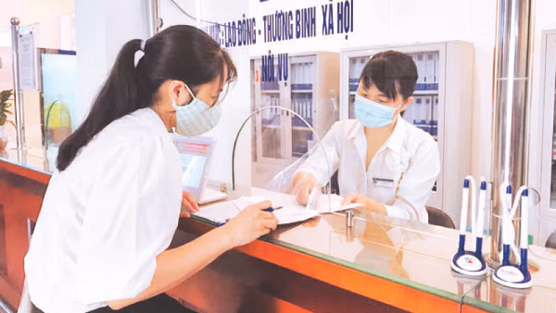 Cán bộ UBND quận Hà Đông chi trả kinh phí hỗ trợ cho giáo viên bị mất việc làm do dịch Covid-19.