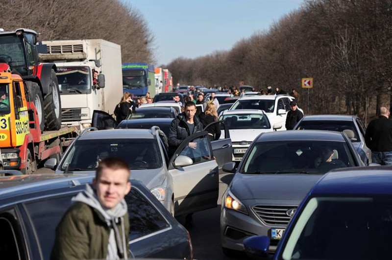 Dòng xe rời khỏi thành phố Kharkiv, Ukraine, ngày 24/2. (Ảnh: Reuters) Hàng nghìn người Ukraine sang lánh nạn tại các nước láng giềng -0