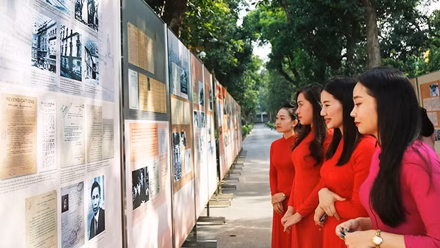 Tham quan triển lãm tại Khu Di tích Chủ tịch Hồ Chí Minh.