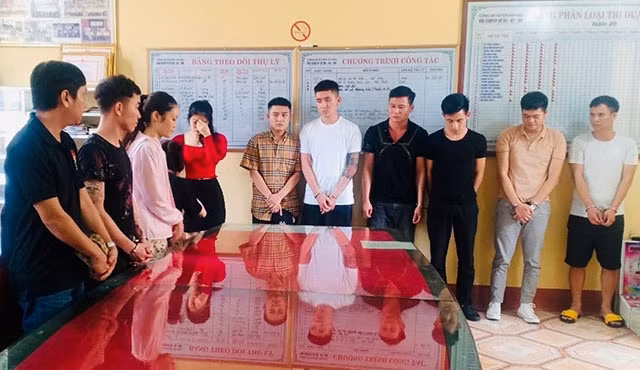 13 đối tượng sử dụng trái phép chất ma túy trong quán karaoke bị bắt quả tang.