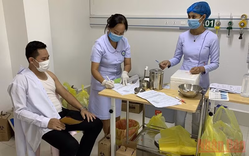 Lào đang tăng tốc tiêm vaccine ngừa Covid-19 cho người dân nhằm đạt mục tiêu 50% dân số được tiêm mũi thứ hai trong năm nay. (Ảnh: XUÂN SƠN)