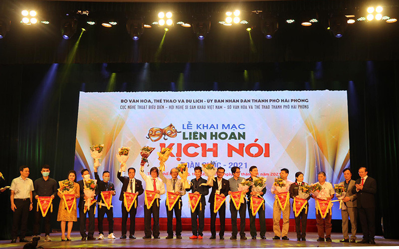 Tại lễ khai mạc. 