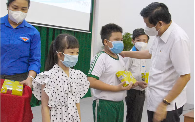Bí thư Tỉnh ủy Vĩnh Long Bùi Văn Nghiêm trao thiết bị học tập cho các em. (Ảnh: Bá Dũng) 
