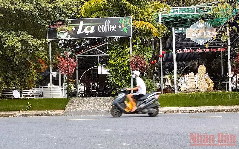 Một quán giải khát tại TP Cao Lãnh đang mở cửa phục vụ khách (ảnh chụp trưa 6/11).