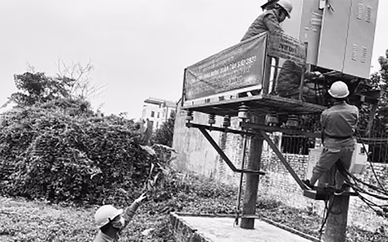 Công nhân Tổng công ty Điện lực TP Hà Nội kiểm tra các công trình lưới điện.