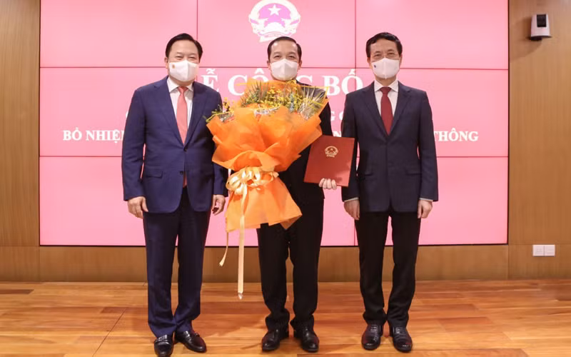 Bộ trưởng Thông tin và Truyền thông Nguyễn Mạnh Hùng và Chủ tịch Ủy ban Quản lý vốn Nhà nước tại doanh nghiệp Nguyễn Hoàng Anh trao quyết định bổ nhiệm của Thủ tướng Chính phủ cho đồng chí Phạm Đức Long.