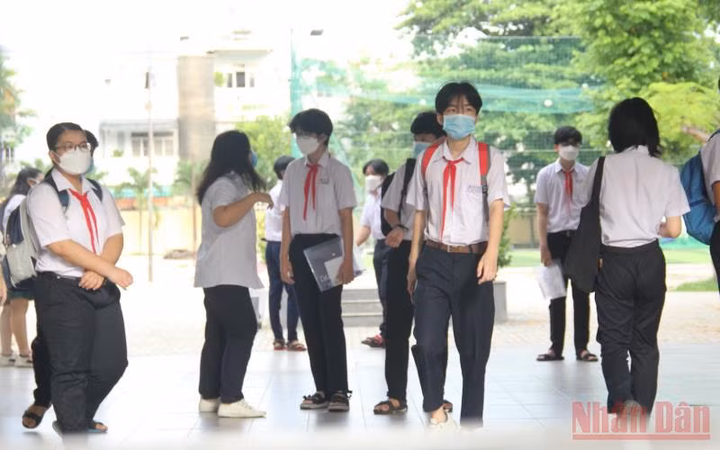 Các thí sinh đến điểm thi tại Trường THPT Phan Châu Trinh từ rất sớm.