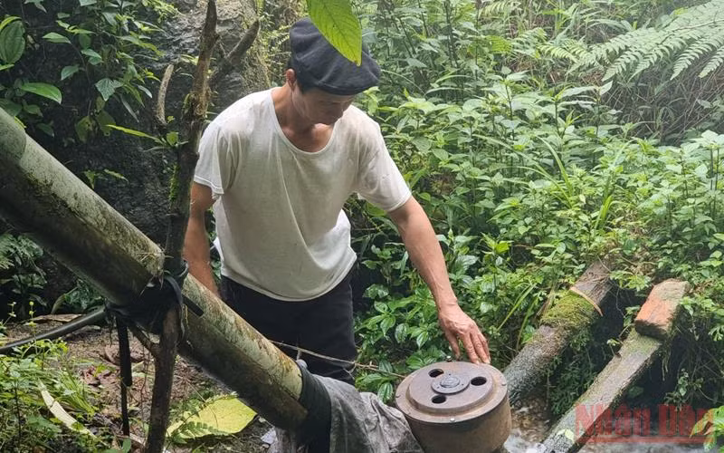 Ông Lý Văn Toàn, thôn Xà Phìn, xã Phương Tiến, huyện Vị Xuyên (Hà Giang) sửa thiết bị điện nước mini của gia đình.