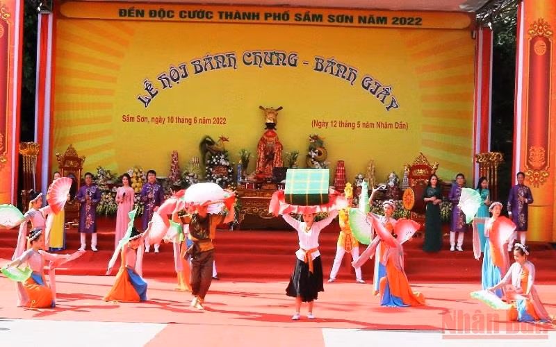 Một cảnh trong chương trình nghệ thuật tái hiện sự tích bánh chưng, bánh giầy.