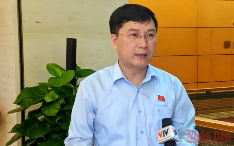 Đại biểu Lê Hoàng Anh trao đổi bên hành lang Quốc hội. (Ảnh: TRUNG HƯNG) Trách nhiệm thực hiện lời hứa trước cử tri và nhân dân -0