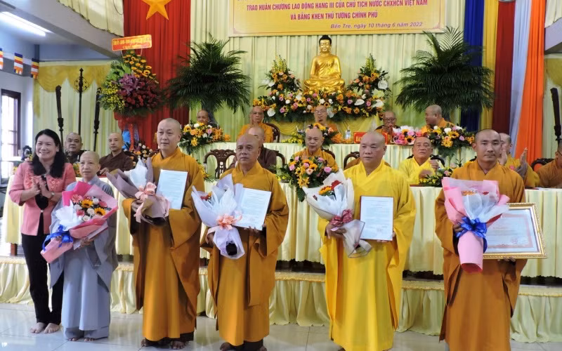 Trao Huân chương Lao động hạng Ba cho hai thành viên Ban Trị sự Giáo hội Phật giáo Việt Nam tỉnh Bến Tre -0