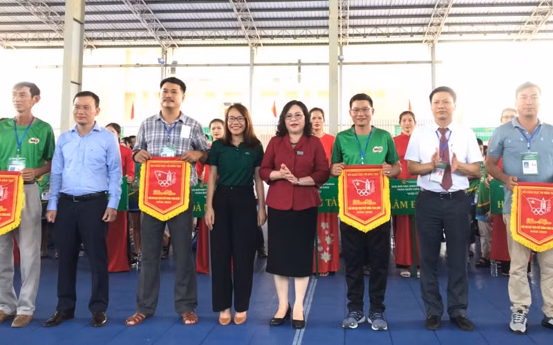 Trao cờ lưu niệm cho các đội tham gia.