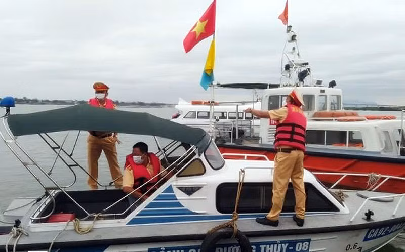 Lực lượng Cảnh sát giao thông triển khai công tác tìm kiếm, cứu nạn. 